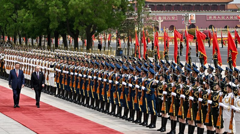 Russian President Vladimir Putin and Chinese President Xi Jinping attend an official welcoming ceremony in Beijing, China May 16, 2024. Sputnik/Sergei Bobylev/Pool via REUTERS ATTENTION EDITORS - THIS IMAGE WAS PROVIDED BY A THIRD PARTY.