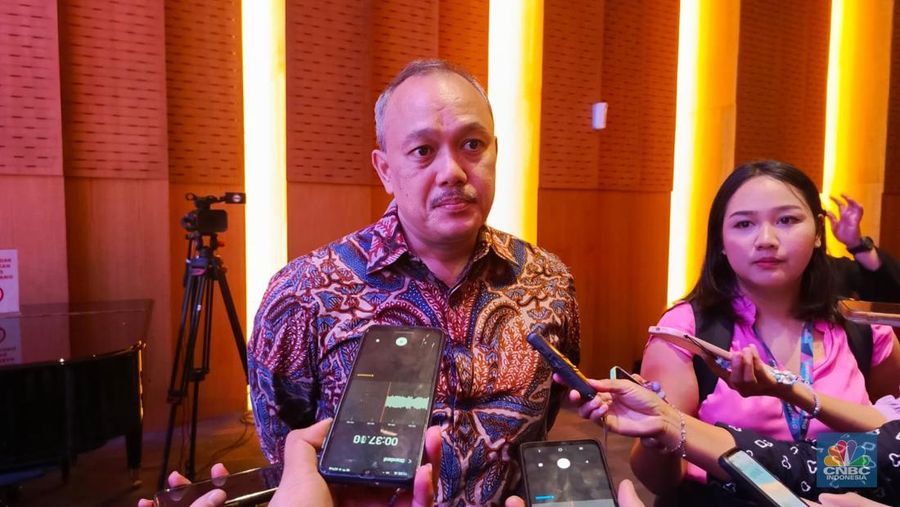 Ekonom Utama Departemen Riset Ekonomi dan Kerja Sama Regional Bank Pembangunan Asia (ADB) Arief Ramayandi dalam acara Asian Development Outlook 2024 di Perpustakaan Nasional, Jakarta, Kamis (16/5/2024). (CNBC Indonesia/Rosseno Aji)