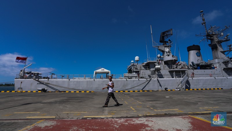 Kapal Perang Republik Indonesia (KRI) sandar di Pelabuhan Tanjung Benoa, Bali, Kamis (16/5/2024). Kapal Perang Republik Indonesia (KRI) sandar di Pelabuhan Tanjung Benoa, Bali, Kamis (16/5/2024). (CNBC Indonesia/Faisal Rahman)