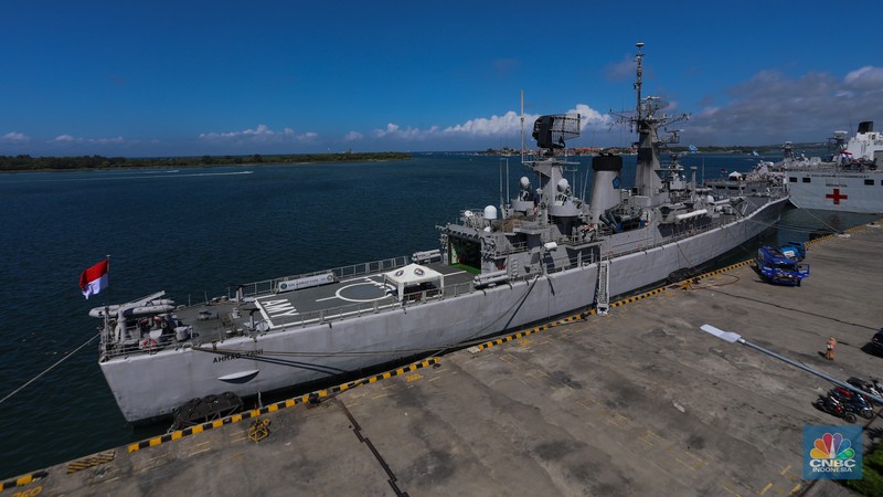 Kapal Perang Republik Indonesia (KRI) sandar di Pelabuhan Tanjung Benoa, Bali, Kamis (16/5/2024). Kapal Perang Republik Indonesia (KRI) sandar di Pelabuhan Tanjung Benoa, Bali, Kamis (16/5/2024). (CNBC Indonesia/Faisal Rahman)