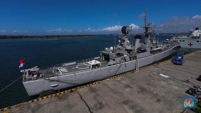 Kapal Perang Republik Indonesia (KRI) sandar di Pelabuhan Tanjung Benoa, Bali, Kamis (16/5/2024). (CNBC Indonesia/Faisal Rahman)
