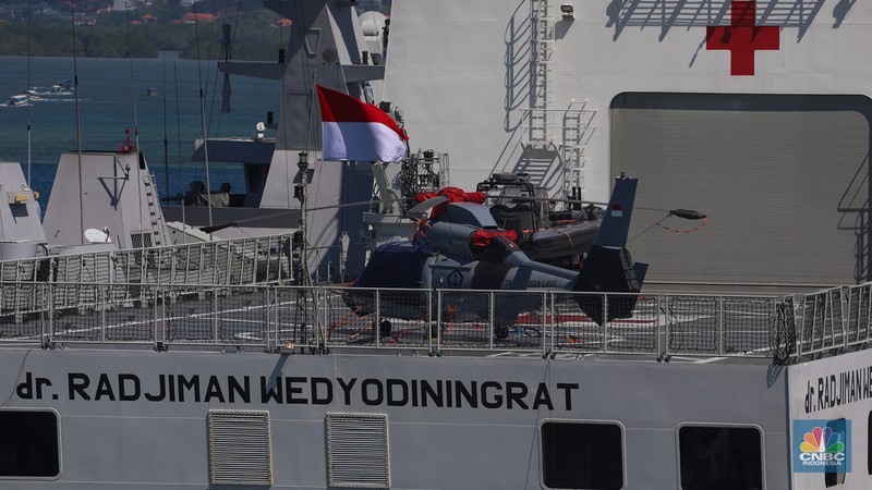 Kapal Perang Republik Indonesia (KRI) sandar di Pelabuhan Tanjung Benoa, Bali, Kamis (16/5/2024). Kapal Perang Republik Indonesia (KRI) sandar di Pelabuhan Tanjung Benoa, Bali, Kamis (16/5/2024). (CNBC Indonesia/Faisal Rahman)