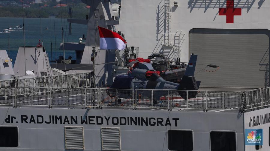 Kapal Perang Republik Indonesia (KRI) sandar di Pelabuhan Tanjung Benoa, Bali, Kamis (16/5/2024). (CNBC Indonesia/Faisal Rahman)