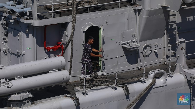 Kapal Perang Republik Indonesia (KRI) sandar di Pelabuhan Tanjung Benoa, Bali, Kamis (16/5/2024). Kapal Perang Republik Indonesia (KRI) sandar di Pelabuhan Tanjung Benoa, Bali, Kamis (16/5/2024). (CNBC Indonesia/Faisal Rahman)