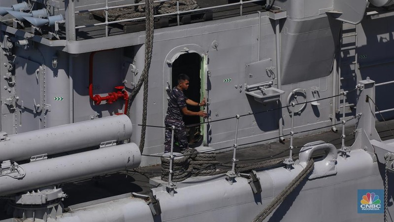 Kapal Perang Republik Indonesia (KRI) sandar di Pelabuhan Tanjung Benoa, Bali, Kamis (16/5/2024). (CNBC Indonesia/Faisal Rahman)