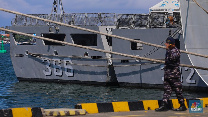 Kapal Perang Republik Indonesia (KRI) sandar di Pelabuhan Tanjung Benoa, Bali, Kamis (16/5/2024). Kapal Perang Republik Indonesia (KRI) sandar di Pelabuhan Tanjung Benoa, Bali, Kamis (16/5/2024). (CNBC Indonesia/Faisal Rahman)