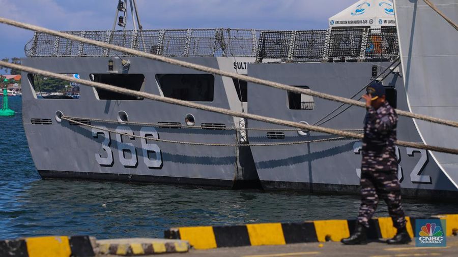 Kapal Perang Republik Indonesia (KRI) sandar di Pelabuhan Tanjung Benoa, Bali, Kamis (16/5/2024). (CNBC Indonesia/Faisal Rahman)