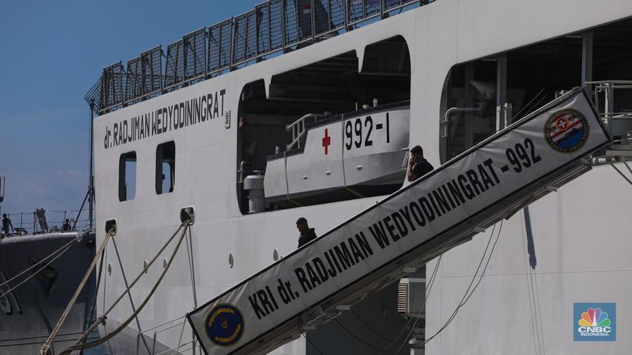 Kapal Perang Republik Indonesia (KRI) sandar di Pelabuhan Tanjung Benoa, Bali, Kamis (16/5/2024). (CNBC Indonesia/Faisal Rahman)
