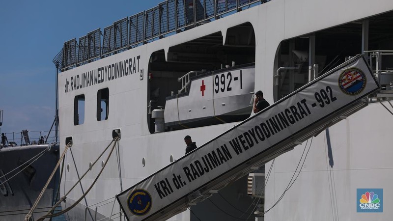 Kapal Perang Republik Indonesia (KRI) sandar di Pelabuhan Tanjung Benoa, Bali, Kamis (16/5/2024). (CNBC Indonesia/Faisal Rahman)