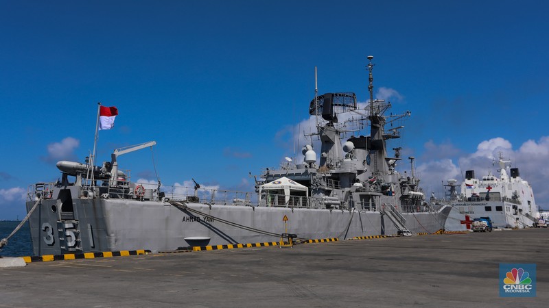 Kapal Perang Republik Indonesia (KRI) sandar di Pelabuhan Tanjung Benoa, Bali, Kamis (16/5/2024). Kapal Perang Republik Indonesia (KRI) sandar di Pelabuhan Tanjung Benoa, Bali, Kamis (16/5/2024). (CNBC Indonesia/Faisal Rahman)