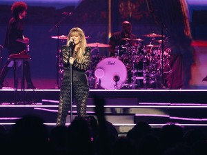 Kelly Clarkson Curhat Soal Hadiah American Idol tapi...
