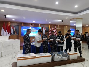 Diapresiasi KKP, Ini Kronologi TNI AL Gagalkan Penyelundupan 52 Boks BBL