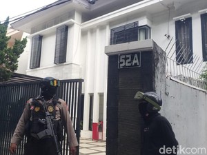 5 Jam KPK Geledah Rumah Adik SYL di Makassar