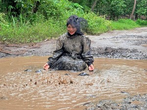 Ummu Hani Mandi Lumpur Kritik Jalan Rusak, Pengamat: Bupati Kudu Lapang Dada
