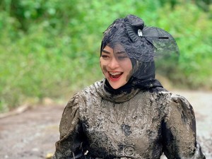 Selebgram Lampung Selatan Mandi Lumpur di Jalan Rusak, Bupati Bicara Etika