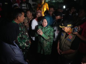 Mensos Risma Minta Lokasi Pengungsi Korban Banjir Bandang Sumbar Dipindah