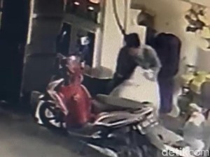 Momen Pria dalam Sarung Dibuang Ponakan di Pamulang Terekam CCTV