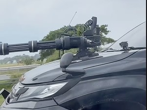 Mitsubishi Pajero Pakai Aksesori Senapan Mesin di Kap, Emang Aman?