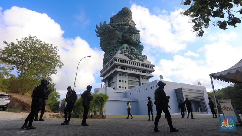Sejumlah pekerja menyelesaikan pengerjaan dekorasi untuk kegiatan World Water Forum (WWF) ke-10 di kawasan Garuda Wisnu Kencana (GWK), Badung, Bali, Kamis (16/5/2024). (CNBC Indonesia/Faisal Rahman)