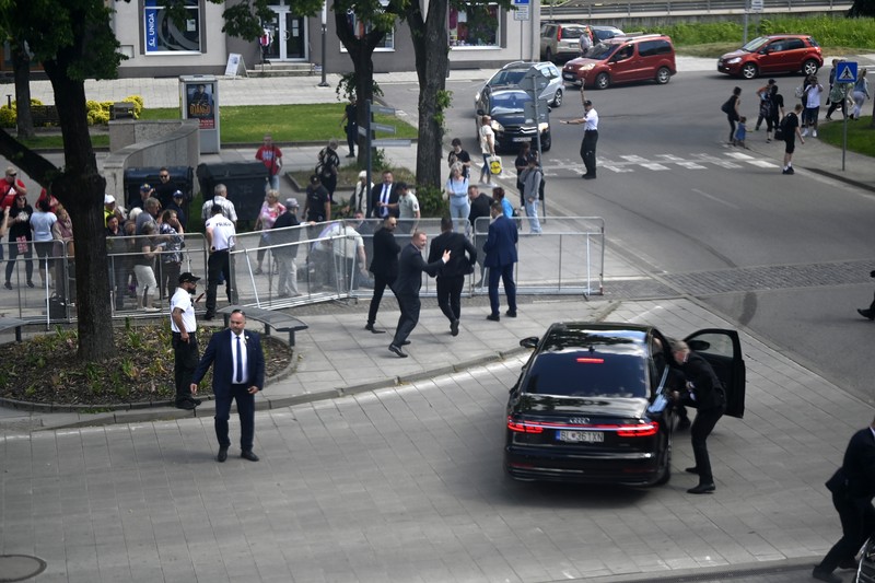 Perdana Menteri Slovakia Robert Fico tiba untuk sidang kabinet jauh dari rumah di kota Handlova, Slovakia, Rabu, 15 Mei 2024. Perdana Menteri Robert Fico tertembak dan terluka setelah pertemuan pemerintah jauh dari rumah di Handlova  , menurut informasi yang dikonfirmasi oleh Wakil Ketua Parlemen Lubos Blaha, yang menunda sidang DPR.(Radovan Stoklasa/TASR via AP)