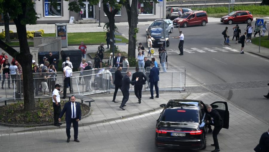 Perdana Menteri Slovakia Robert Fico tiba untuk sidang kabinet jauh dari rumah di kota Handlova, Slovakia, Rabu, 15 Mei 2024. Perdana Menteri Robert Fico tertembak dan terluka setelah pertemuan pemerintah jauh dari rumah di Handlova  , menurut informasi yang dikonfirmasi oleh Wakil Ketua Parlemen Lubos Blaha, yang menunda sidang DPR.(Radovan Stoklasa/TASR via AP)