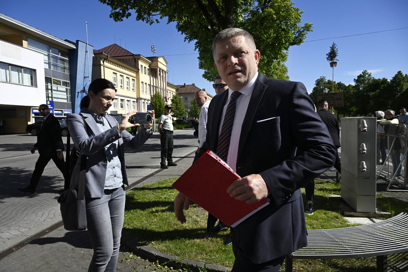 Perdana Menteri Slovakia Robert Fico tiba untuk sidang kabinet jauh dari rumah di kota Handlova, Slovakia, Rabu, 15 Mei 2024. Perdana Menteri Robert Fico tertembak dan terluka setelah pertemuan pemerintah jauh dari rumah di Handlova  , menurut informasi yang dikonfirmasi oleh Wakil Ketua Parlemen Lubos Blaha, yang menunda sidang DPR.(Radovan Stoklasa/TASR via AP)