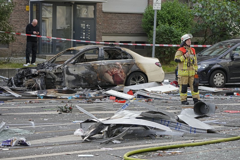 Mobil-mobil yang rusak berdiri di reruntuhan di depan sebuah bangunan yang hancur setelah ledakan semalam di dalam sebuah kios menewaskan tiga orang dan melukai enam belas lainnya di kota Duesseldorf, Jerman barat, Jerman, 16 Mei 2024. Mobil-mobil yang rusak berdiri di reruntuhan di depan sebuah bangunan yang hancur setelah ledakan semalam di dalam sebuah kios menewaskan tiga orang dan melukai enam belas lainnya di kota Duesseldorf, Jerman barat, Jerman, 16 Mei 2024. (REUTERS/Thilo Schmuelgen)