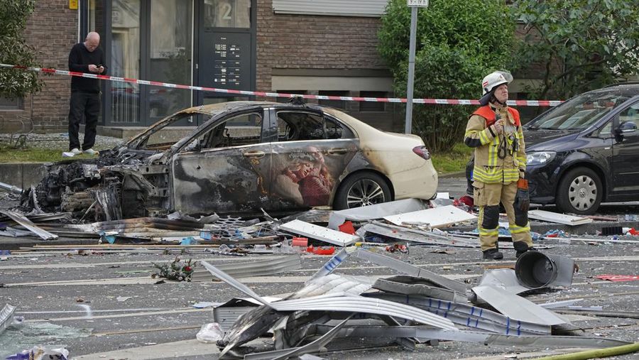 Mobil-mobil yang rusak berdiri di reruntuhan di depan sebuah bangunan yang hancur setelah ledakan semalam di dalam sebuah kios menewaskan tiga orang dan melukai enam belas lainnya di kota Duesseldorf, Jerman barat, Jerman, 16 Mei 2024. (REUTERS/Thilo Schmuelgen)