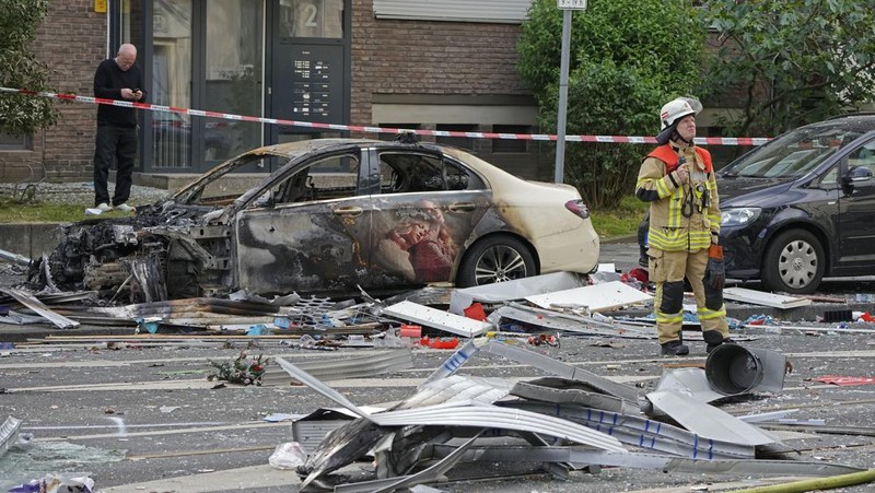 Mobil-mobil yang rusak berdiri di reruntuhan di depan sebuah bangunan yang hancur setelah ledakan semalam di dalam sebuah kios menewaskan tiga orang dan melukai enam belas lainnya di kota Duesseldorf, Jerman barat, Jerman, 16 Mei 2024. (REUTERS/Thilo Schmuelgen)