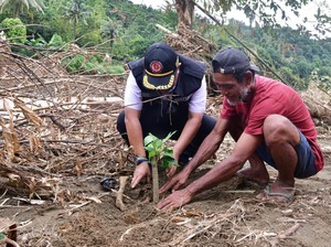 Pj Gubernur Sulsel Ajak Pengusaha Sedekah Pohon Tiap Pekan demi Lingkungan