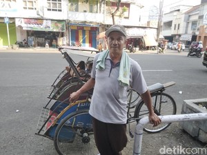 Kesetiaan Sanirah dengan Kayuhan Becaknya