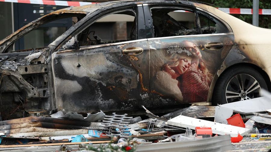 Mobil-mobil yang rusak berdiri di reruntuhan di depan sebuah bangunan yang hancur setelah ledakan semalam di dalam sebuah kios menewaskan tiga orang dan melukai enam belas lainnya di kota Duesseldorf, Jerman barat, Jerman, 16 Mei 2024. (REUTERS/Thilo Schmuelgen)