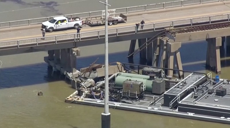 Sebuah tongkang yang menabrak jembatan, memaksa penutupan jalan raya, terlihat di Galveston, Texas, AS 15 Mei 2024.\ Sebuah tongkang yang menabrak jembatan, memaksa penutupan jalan raya, terlihat di Galveston, Texas, AS 15 Mei 2024. (Tangkapan Layar Video Reuters/ABC AFFILIATE KTRK)