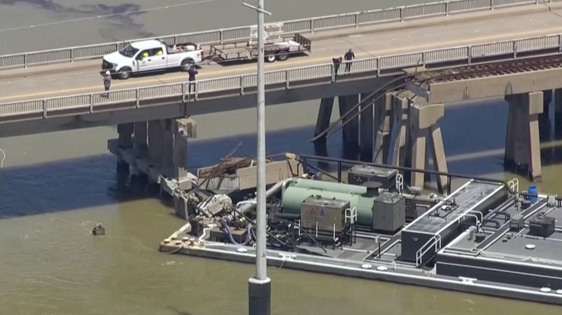 Sebuah tongkang yang menabrak jembatan, memaksa penutupan jalan raya, terlihat di Galveston, Texas, AS 15 Mei 2024. (Tangkapan Layar Video Reuters/ABC AFFILIATE KTRK)