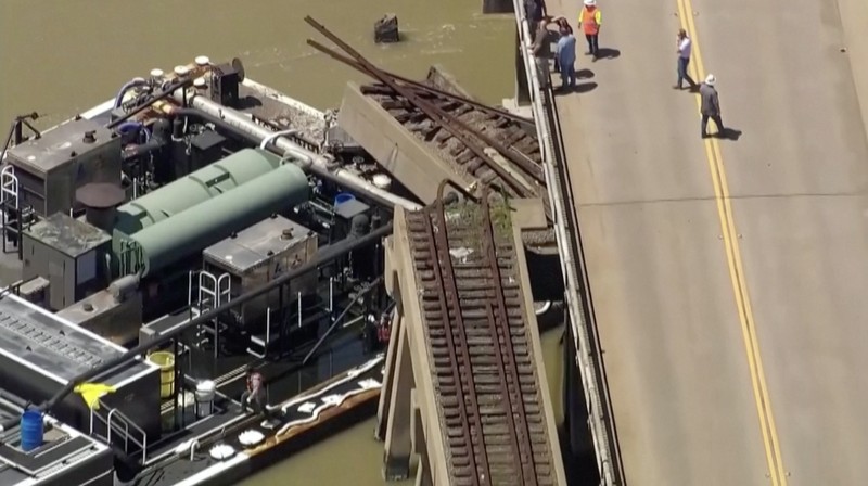 Sebuah tongkang yang menabrak jembatan, memaksa penutupan jalan raya, terlihat di Galveston, Texas, AS 15 Mei 2024.\ Sebuah tongkang yang menabrak jembatan, memaksa penutupan jalan raya, terlihat di Galveston, Texas, AS 15 Mei 2024. (Tangkapan Layar Video Reuters/ABC AFFILIATE KTRK)