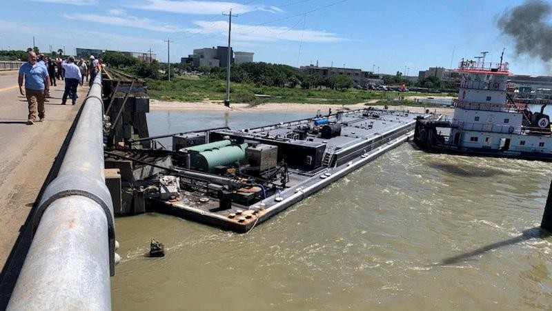 Sebuah tongkang yang menabrak jembatan, memaksa penutupan jalan raya, terlihat di Galveston, Texas, AS 15 Mei 2024. (Tangkapan Layar Video Reuters/ABC AFFILIATE KTRK)