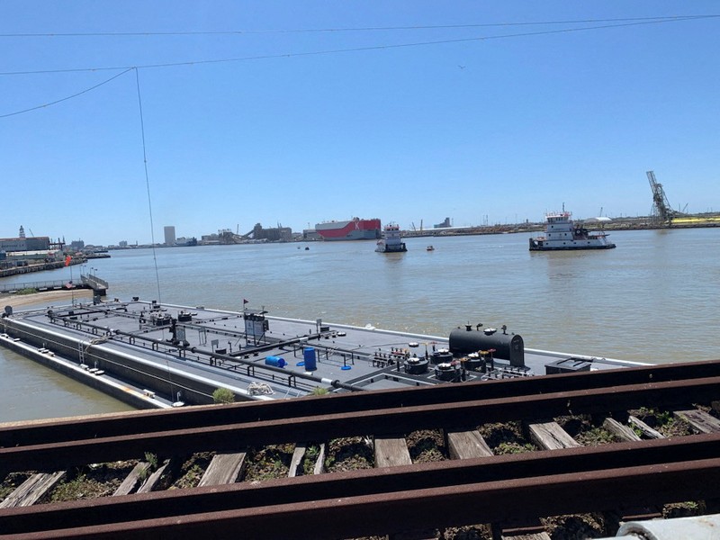 Sebuah tongkang yang menabrak jembatan, memaksa penutupan jalan raya, terlihat di Galveston, Texas, AS 15 Mei 2024.\ Sebuah tongkang yang menabrak jembatan, memaksa penutupan jalan raya, terlihat di Galveston, Texas, AS 15 Mei 2024. (Tangkapan Layar Video Reuters/ABC AFFILIATE KTRK)