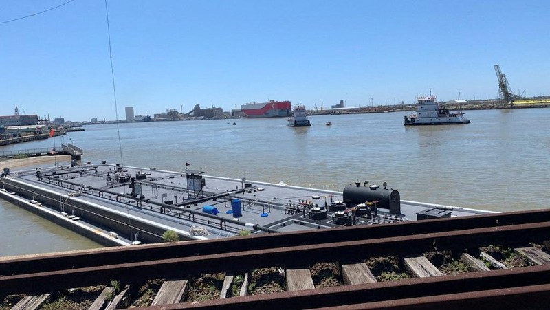 Sebuah tongkang yang menabrak jembatan, memaksa penutupan jalan raya, terlihat di Galveston, Texas, AS 15 Mei 2024. (Tangkapan Layar Video Reuters/ABC AFFILIATE KTRK)