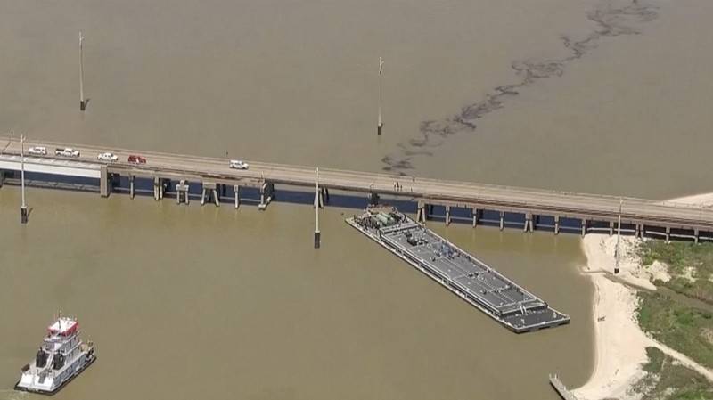Sebuah tongkang yang menabrak jembatan, memaksa penutupan jalan raya, terlihat di Galveston, Texas, AS 15 Mei 2024. (Tangkapan Layar Video Reuters/ABC AFFILIATE KTRK)