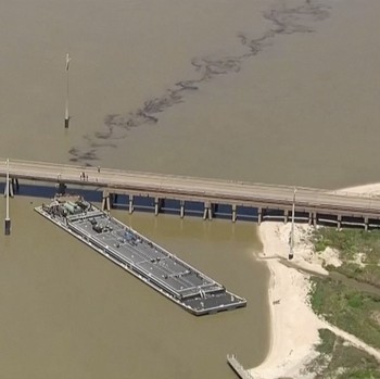 Penampakan Kapal Tongkang Tabrak Jembatan, Minyak Bocor ke Laut