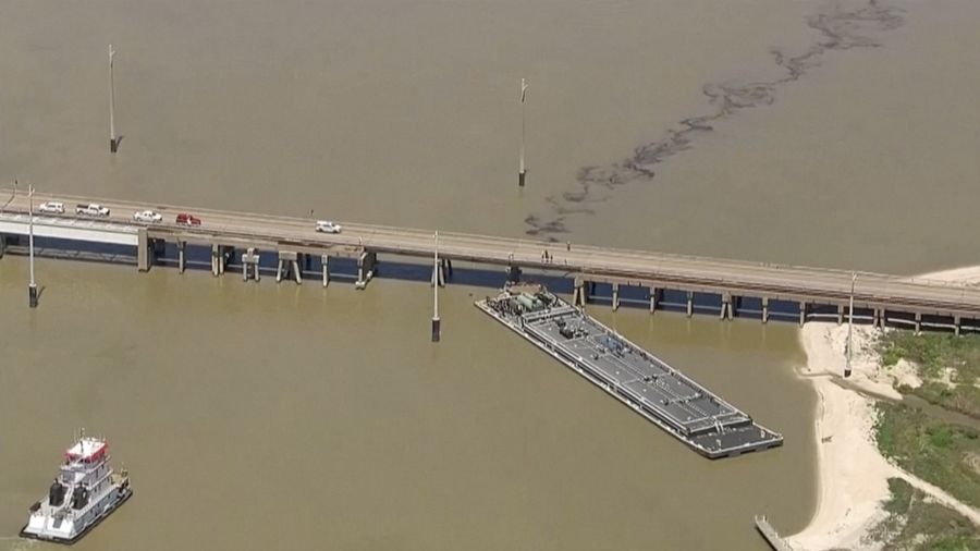 Sebuah tongkang yang menabrak jembatan, memaksa penutupan jalan raya, terlihat di Galveston, Texas, AS 15 Mei 2024. (Tangkapan Layar Video Reuters/ABC AFFILIATE KTRK)
