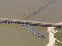 Penampakan Kapal Tongkang Tabrak Jembatan, Minyak Bocor ke Laut