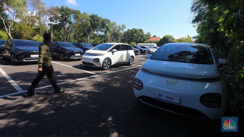 Sejumlah mobil listrik terparkir di area Central Parkir ITDC Nusa Dua, Badung, Bali, Kamis (16/5/2024). (CNBC Indonesia/Faisal Rahman)