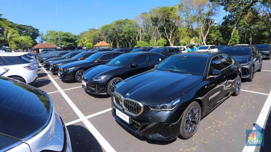 Sejumlah mobil listrik terparkir di area Central Parkir ITDC Nusa Dua, Badung, Bali, Kamis (16/5/2024). (CNBC Indonesia/Faisal Rahman)