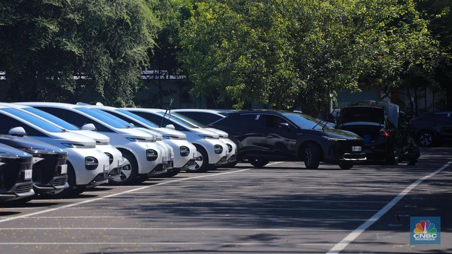 Sejumlah mobil listrik terparkir di area Central Parkir ITDC Nusa Dua, Badung, Bali, Kamis (16/5/2024). (CNBC Indonesia/Faisal Rahman)