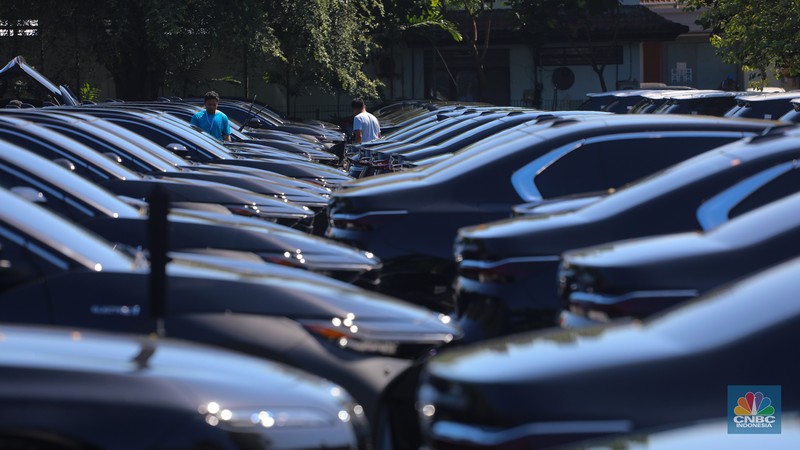 Sejumlah mobil listrik terparkir di area Central Parkir ITDC Nusa Dua, Badung, Bali, Kamis (16/5/2024). (CNBC Indonesia/Faisal Rahman) Sejumlah mobil listrik terparkir di area Central Parkir ITDC Nusa Dua, Badung, Bali, Kamis (16/5/2024). (CNBC Indonesia/Faisal Rahman)