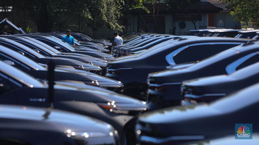 Sejumlah mobil listrik terparkir di area Central Parkir ITDC Nusa Dua, Badung, Bali, Kamis (16/5/2024). (CNBC Indonesia/Faisal Rahman)