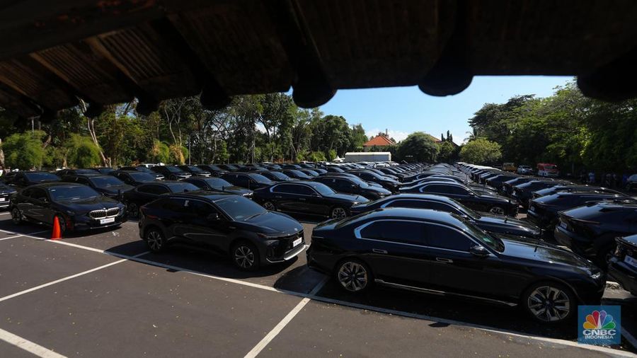 Sejumlah mobil listrik terparkir di area Central Parkir ITDC Nusa Dua, Badung, Bali, Kamis (16/5/2024). (CNBC Indonesia/Faisal Rahman)