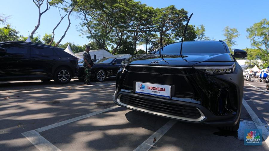 Sejumlah mobil listrik terparkir di area Central Parkir ITDC Nusa Dua, Badung, Bali, Kamis (16/5/2024). (CNBC Indonesia/Faisal Rahman)