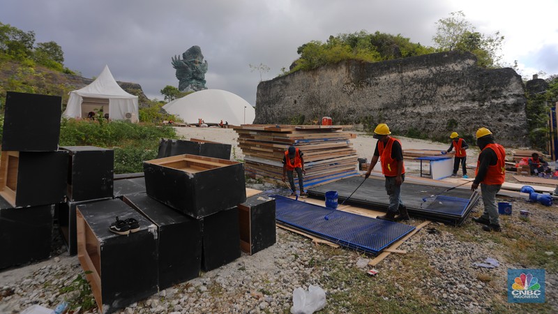 Sejumlah pekerja menyelesaikan pengerjaan dekorasi untuk kegiatan World Water Forum (WWF) ke-10 di kawasan Garuda Wisnu Kencana (GWK), Badung, Bali, Kamis (16/5/2024). Sejumlah pekerja menyelesaikan pengerjaan dekorasi untuk kegiatan World Water Forum (WWF) ke-10 di kawasan Garuda Wisnu Kencana (GWK), Badung, Bali, Kamis (16/5/2024). (CNBC Indonesia/Faisal Rahman)